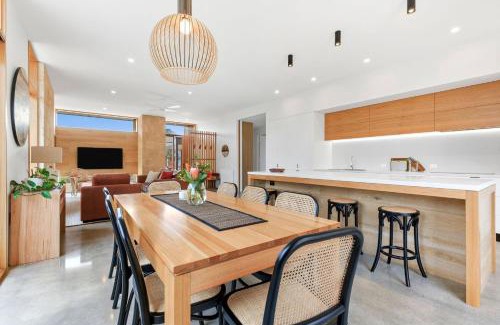 Point Lonsdale House | Discover Comfort at REFRESH by Lonnie - Pet & Child Friendly