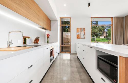 Point Lonsdale House | Discover Comfort at REFRESH by Lonnie - Pet & Child Friendly