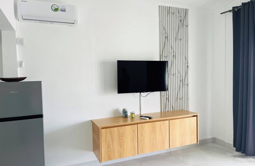 Mont Choisy Apartment | Modern Refresh Apartment in Mon Choisy with Kitchen Access