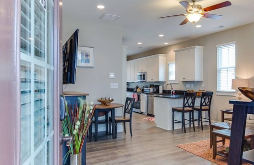 Northeast Virginia Beach House | Pet-Friendly 2 BR Townhouse Steps from the Beach & Boardwalk