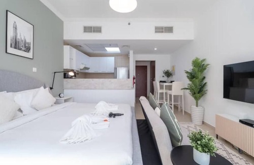 Business Bay Apartment | Elegant 5-Star Studio in Downtown Dubai with Breakfast