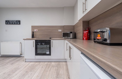 Shotts Apartment | Modern Apartment in Salsburgh with Family & Pet Amenities