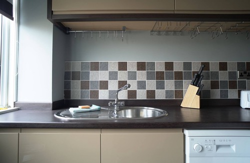 Glenrothes House | Modern Family Retreat in Glenrothes with Pet-Friendly Perks