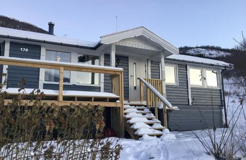 Kvaefjord Municipality House | Top-Rated Refsnes Overnatting with Breakfast & Family Amenities