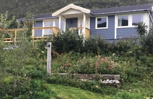 Kvaefjord Municipality House | Top-Rated Refsnes Overnatting with Breakfast & Family Amenities
