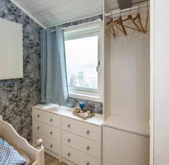 Kvaefjord Municipality House | Top-Rated Refsnes Overnatting with Breakfast & Family Amenities