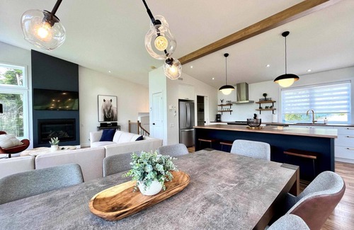 Les Eboulements Ski Chalet | Refuge 1: River View Retreat with Spa & Sauna Amenities