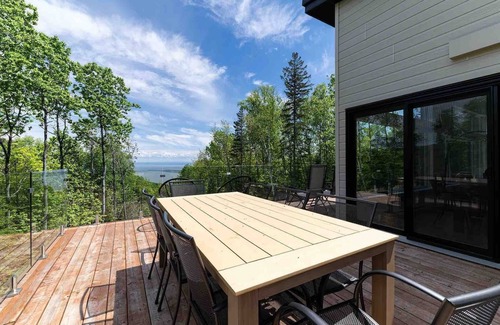 Les Eboulements Ski Chalet | Refuge 1: River View Retreat with Spa & Sauna Amenities