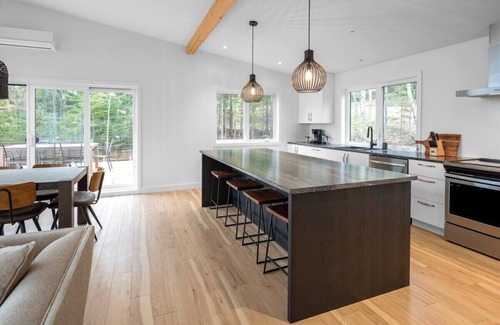 Les Eboulements Ski Chalet | Refuge 2: River View Retreat with Spa & Family Amenities