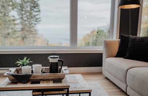 Les Eboulements Ski Chalet | Refuge 2: River View Retreat with Spa & Family Amenities