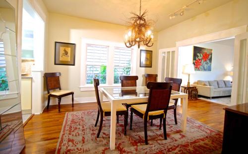 Neartown Apartment | Serene Refuge in the Heart of Montrose - 4-Star Stay