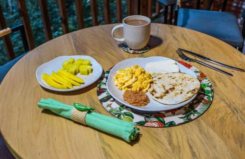 Chinchina Bed & Breakfast | Family-Friendly Refugio La Esmeralda with Hot Tub Access