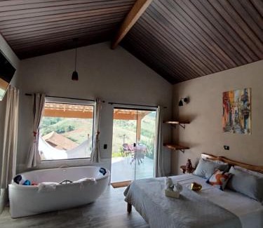 Socorro Cabin | Pet-Friendly Refugio Piemonte Chalés with Hot Tub Access