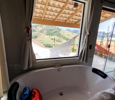 Socorro Cabin | Pet-Friendly Refugio Piemonte Chalés with Hot Tub Access