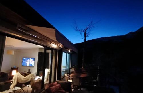 Pinto Ski Chalet | Oceanfront Bliss at Refugio Rehue with Hot Tub Access