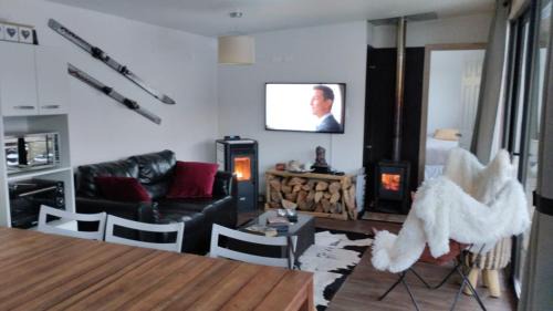 Pinto Ski Chalet | Oceanfront Bliss at Refugio Rehue with Hot Tub Access