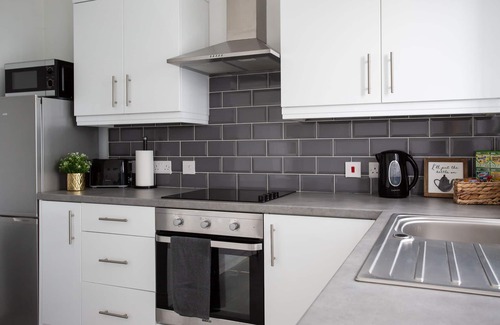 Belfast House | Stylish Belfast Retreat: Family-Friendly & Near City Center