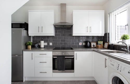Belfast House | Stylish Belfast Retreat: Family-Friendly & Near City Center