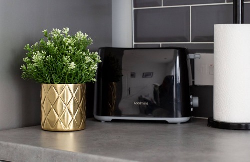 Belfast House | Stylish Belfast Retreat: Family-Friendly & Near City Center