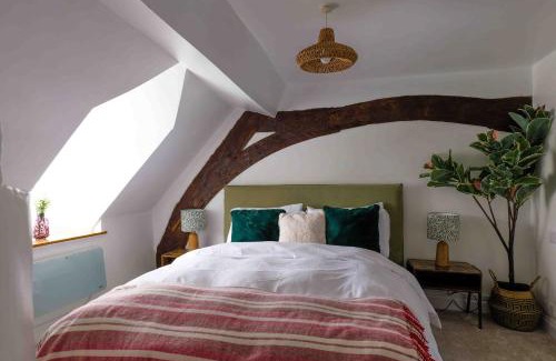 South Leigh House | Cozy 1-Bed Cottage in Cotswolds, Pet Friendly & Family Ready
