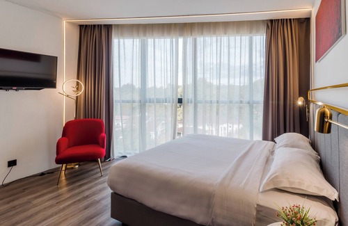Batu Lintang Hotel | Comfortable Regatta Suites with Pool and Family-Friendly Dining