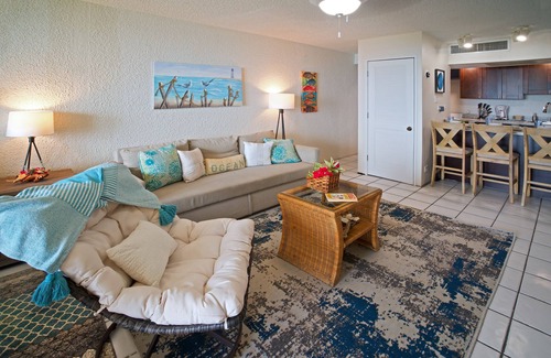Bolongo Bay Condo | Regatta’s Island Time Getaway: Oceanfront Pool Retreat