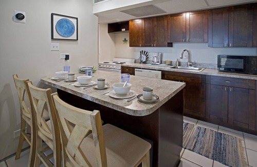 Bolongo Bay Condo | Regatta’s Island Time Getaway: Oceanfront Pool Retreat