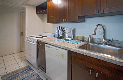 Bolongo Bay Condo | Regatta’s Island Time Getaway: Oceanfront Pool Retreat