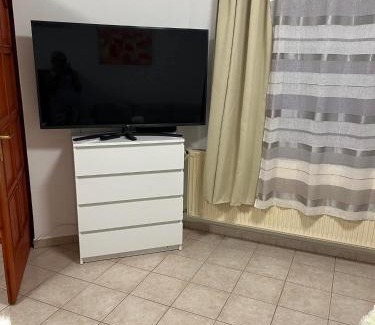 Alsóörs Apartment | Rege Apartman 3: Family-Friendly Stay with Hot Tub Access