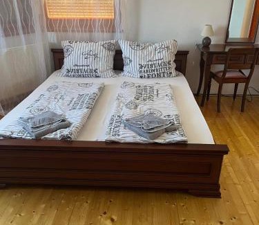 Alsóörs Apartment | Rege Apartman 3: Family-Friendly Stay with Hot Tub Access