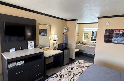 Fayetteville Hotel | Budget-Friendly Regency 7 Motel with Family Amenities