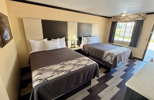 Fayetteville Hotel | Budget-Friendly Regency 7 Motel with Family Amenities