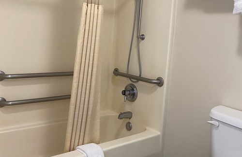 Fayetteville Hotel | Budget-Friendly Regency 7 Motel with Family Amenities