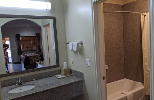 Galena Park Hotel | Budget-Friendly Regency Inn And Suites Galena with Spa