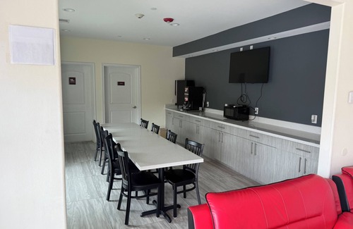 Humble Hotel | Comfortable Econo Lodge Inn & Suites near IAH Airport