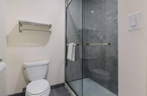 Humble Hotel | Comfortable Econo Lodge Inn & Suites near IAH Airport