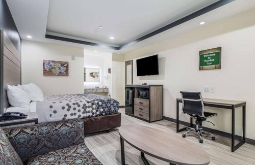 Humble Hotel | Comfortable Econo Lodge Inn & Suites near IAH Airport