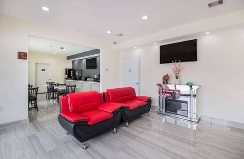 Humble Hotel | Comfortable Econo Lodge Inn & Suites near IAH Airport
