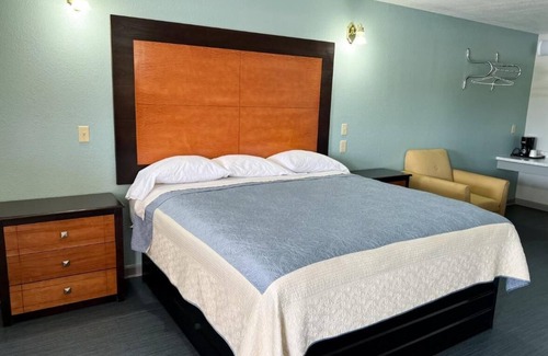 Bald Knob Hotel | Comfortable Regency Inn Bald Knob with Kitchen & Breakfast