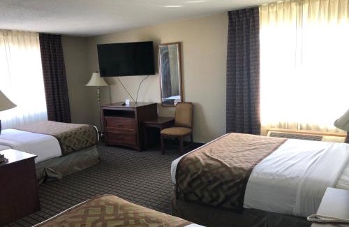 Geneseo Hotel | Cozy Regency Inn Geneseo IL: Pet Friendly & Pool Access