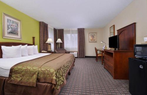 Geneseo Hotel | Cozy Regency Inn Geneseo IL: Pet Friendly & Pool Access