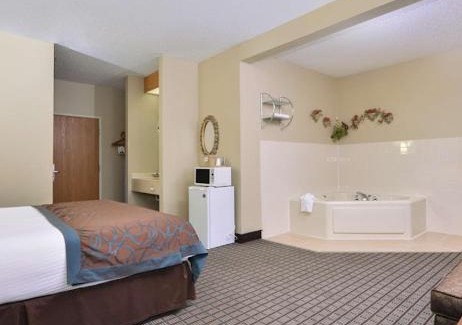 Geneseo Hotel | Cozy Regency Inn Geneseo IL: Pet Friendly & Pool Access