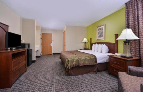 Geneseo Hotel | Cozy Regency Inn Geneseo IL: Pet Friendly & Pool Access