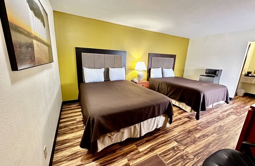 Iola Hotel | Budget-Friendly Stay at Regency Inn with Spa and Breakfast