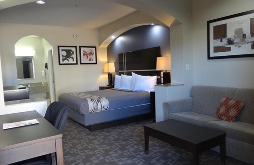 Baytown Hotel | Relax at Regency Inn & Suites with Oceanfront Views