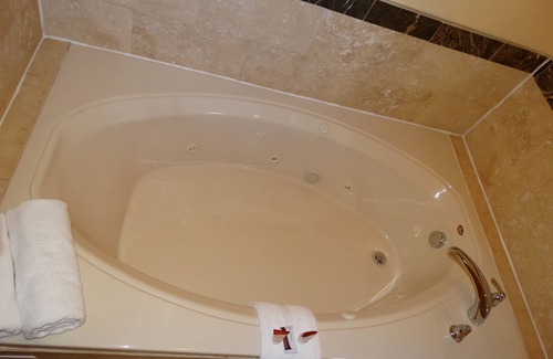 Baytown Hotel | Discover Regency Inn & Suites: Pool, Spa & Breakfast