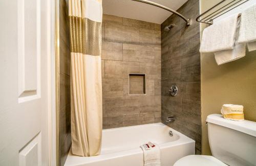 Downey Hotel | Convenient Regency Inn & Suites: Pool and Family-Friendly