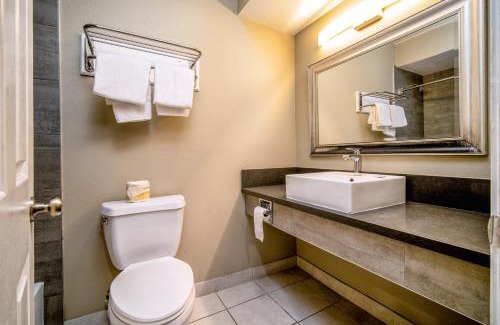 Downey Hotel | Convenient Regency Inn & Suites: Pool and Family-Friendly