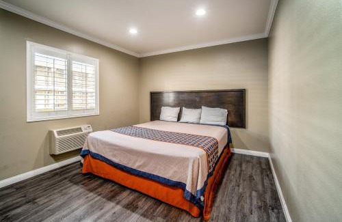 Downey Hotel | Convenient Regency Inn & Suites: Pool and Family-Friendly