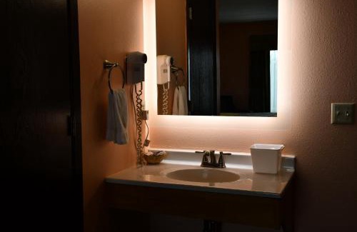 Faribault Hotel | Comfortable Regency Inn & Suites Faribault for Families